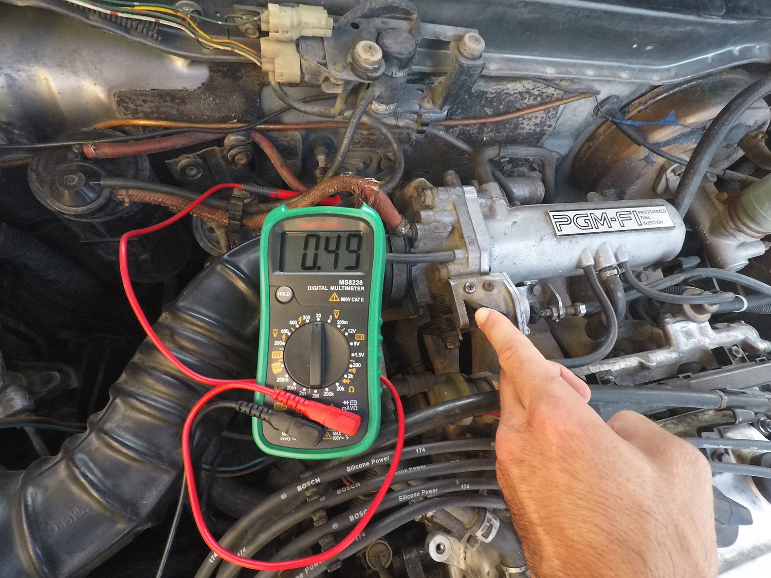 Honda Civic TPS Step 6 - Multimeter Reading TPS Closed